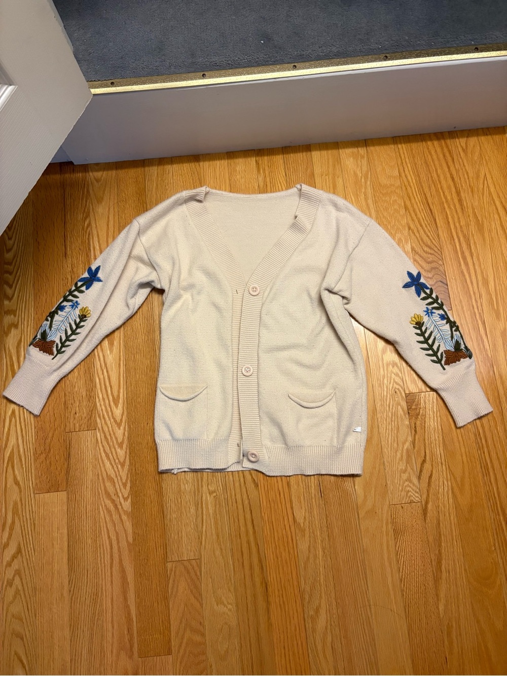 Cream Embroidered-Sleeve Cardigan/sweatsr